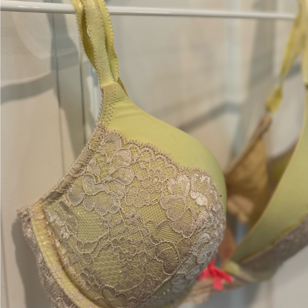 VICTORIA’S SECRET BRAND, Elegant Lace Trimmed Bra in Yellow, Sz (32D) Clothing - Picture 3 of 16